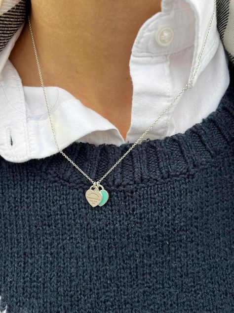 Colar Tiffany E Co, Tiffany And Co Jewelry, Tiffany And Co Necklace, Necklace Outfit, Tiffany Necklace, Heart Shaped Pendant Necklace, Classy Jewelry, Stockholm Fashion, Tiffany And Co