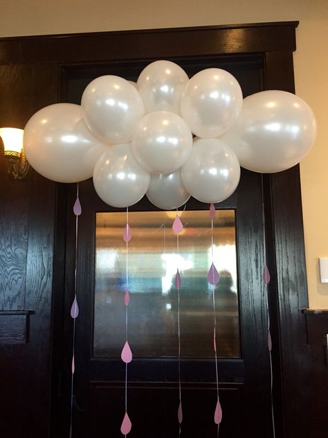 Baby shower cloud of balloons Cloud 9 Balloon Garland, Balloon Clouds Decoration, Cloud Balloon Arch, Ballon Clouds, Water Birthday Parties, Sorority Decorations, Water Birthday, Party Balloons Diy, Cloud Party