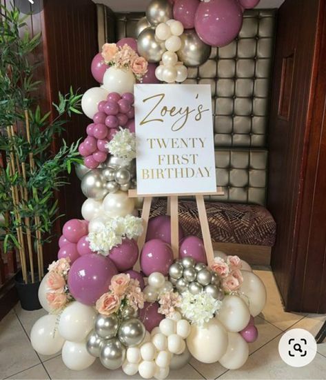 Hallway Balloon Decorations, Easel Party Decor, Balloon Garland Around Easel, Balloon Garland Welcome Sign, Centerpieces For 21st Birthday Party, Balloons On Easel Stand, Event Signage Ideas, Easel With Balloon Garland, Balloon Garland On Easel