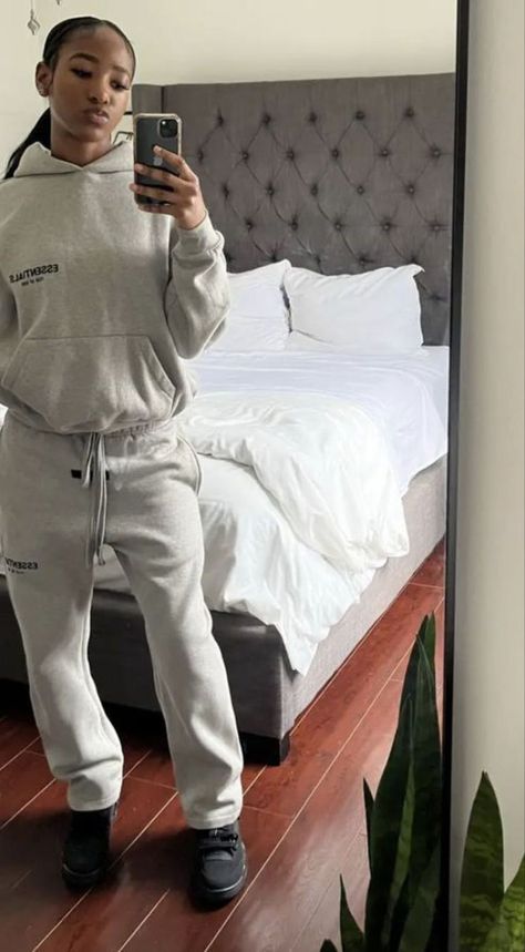 How To Style Sweatpants, Sweatsuit Outfits, Sweatsuit Outfit, Highschool Outfits, Sweats Outfit, Mode Hipster, Winter Outfits Ideas, Tracksuit Outfit, Style Sweatpants