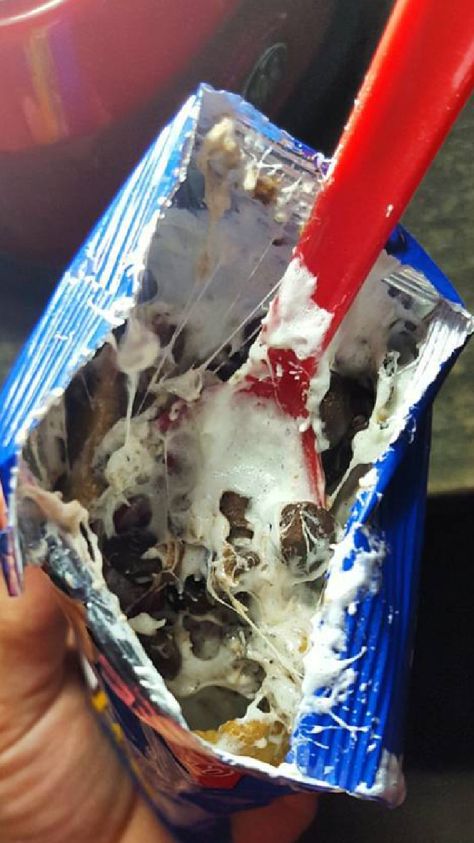 How to make s'mores in a bag on the go! S’mores Camping Ideas, S'mores In A Bag Camping, S’mores To Go, S'mores To Go, S’mores Hack, S'mores In A Bag, S'mores For A Crowd, S’mores In A Bag, Walking Smores In A Bag