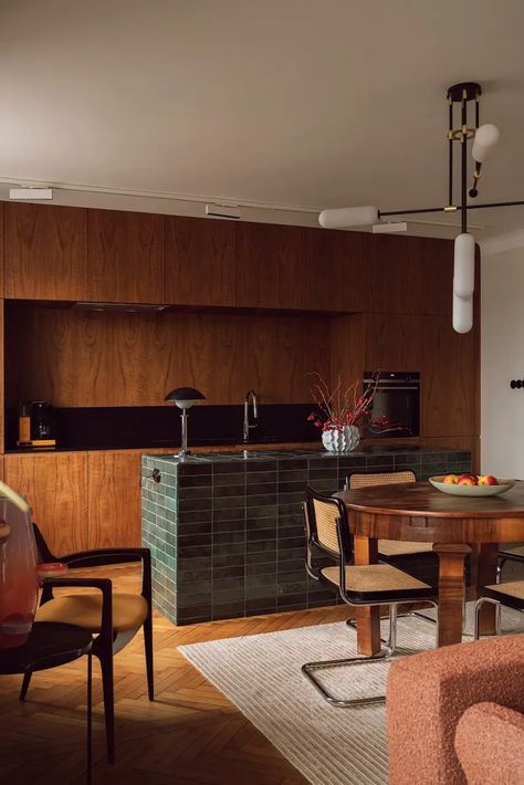 Mid Century House Interior, Historic Apartment, Mid Century Apartment, Lakehouse Ideas, Mid Century Modern Dining Room, Retro Interior Design, Small Apartment Design, Contemporary Mid Century Modern, Mid Century Home