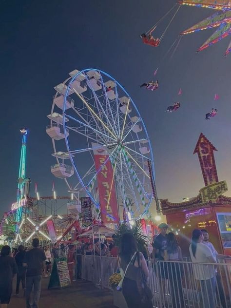 Zepeto Pfp, Au Inspiration, Florida State Fair, Fair Aesthetic, Aesthetic Friend, Ferris Wheels, Summer Things, Fun Fair, Friend Group