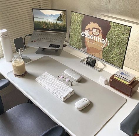 Desk inspo Minimalist Desk Setup, Ikea Desk Hack, Cozy Desk, Study Desk Decor, Desk Setups, Desk Inspo, Desk Inspiration, Decor Ikea, Hiasan Bilik