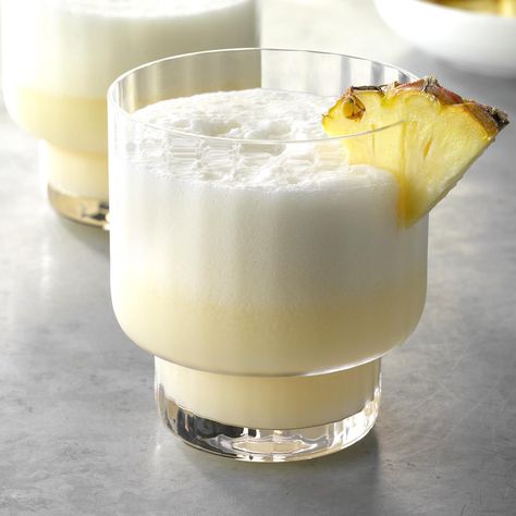 Pina Coladas Martini Recipes Vodka, Batch Cocktail Recipe, Easy Mixed Drinks, Pina Colada Recipe, Pina Coladas, Batch Cocktails, Vodka Martini, Rum Drinks, Martini Recipes