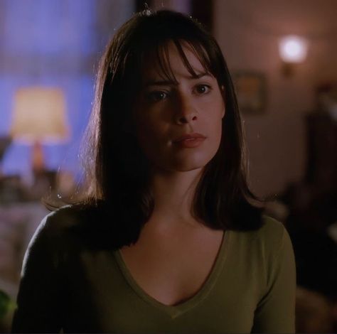 Holly Marie combs in season one episode one of charmed Piper Halliwell Season 1, Holly Combs, Piper Halliwell, Holly Marie Combs, Holly Marie, Pick Your Poison, Alchemy, Body Measurements, Season 1