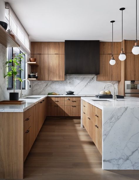 Mid-Century Woodside | Woodside, CA — Sullivan Design Studio Diy Backsplash, Mid Century Modern Kitchen, Mid Century Modern Interiors, Mid Century Kitchen, Kitchen Farmhouse, Luxe Interiors, Kitchen Inspiration Design, Mid Century Modern House, Counter Tops