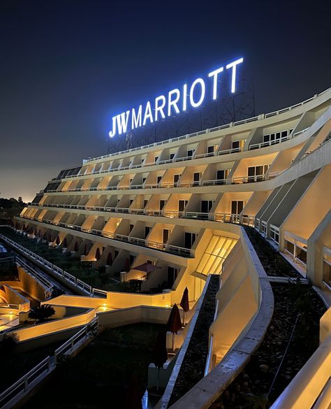 🌟 The ultimate luxury experience at JW Marriott Hotel Cairo! 🌟 ⁠ ⁠ Nestled in New Cairo, just a stone's throw away from Cairo International Airport and on the way to the New Administrative Capital, this gem awaits you with open arms. Whether you're here for a business event at the prestigious Al Manara Convention Centre or simply seeking a relaxing getaway with your loved ones, JW Marriott has got you covered. ⁠ ⁠ With 440 impeccably designed rooms and suites, every corner of this oasis exude... Marriott Hotels Interior, Marriott Hotels Rooms, Cairo International Airport, Hotel Aesthetic, New Cairo, Luxury Experience, Marriott Hotel, Business Event, Jw Marriott