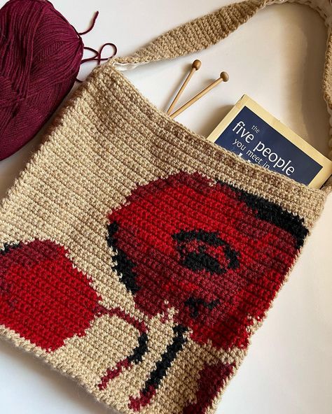 lamp tote bag ⋆ ˚｡⋆୨୧˚ - #crochet #crochettotebag #tapestrycrochet #lamp #handmade #smallbusiness #kurd #kurdistan Red Yarn Crochet Ideas, Cute Crochet Gift Ideas, Wool Crochet Projects, Crochet Tote Bag Ideas, Crochet Side Bag, Lamp Crochet, Lamp Band, Crochet Lamp, Tote Bag Crochet