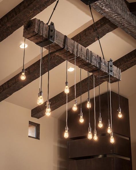 Love how the industrial lighting is wrapped around the wooden beam  (Whisper Rock Residence by Tate Studio Architects) Light Bulbs Hanging, Projek Kayu, Unusual Lighting, تصميم الطاولة, Pelan Rumah, Diy Lampe, Deco Luminaire, Rustic Chandelier, Wooden Beams