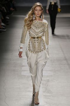 Balmain Fashion, Egypt Fashion, Fashion Runway, Gigi Hadid, Kendall Jenner, Couture Fashion, Look Fashion, Runway Fashion, Dress To Impress