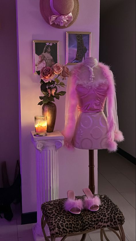 Bratz Dolls Aesthetic Room, Bratz Aesthetic Room Decor, Fashion Theme Room, Bratz Bedroom Ideas, Bimbocore Room, Y2k House Decor, Bratz Room Decor, Y2k Interior Design, Glam Room Decor