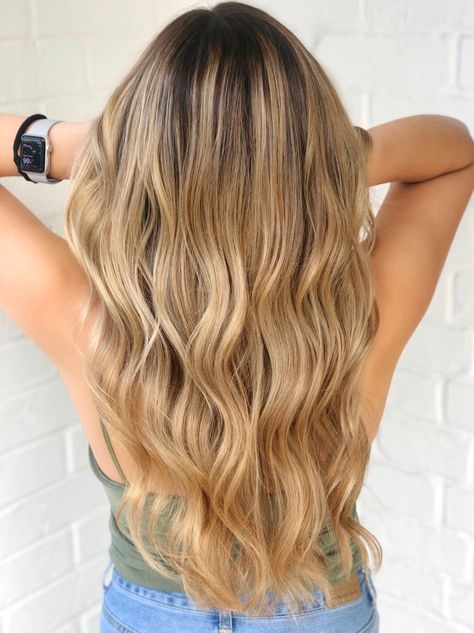 Golden Blonde With Root Shadow, Root Smudge Caramel Hair, Honey Blonde Hair Blended Roots, Honey Blonde Hair Root Melt, Natural Blonde Hair With Dark Roots, Root Smudge Golden Blonde, Shadow Root Golden Blonde, Golden Blonde Balayage Dark Roots, Shadow Root Honey Blonde