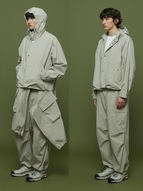 Made of nylon, cotton, and spandex blend fabric that has unique paper-like texture, the jacket has refreshing touch and wrinkle-resistant feature. It has zipper on the waist to detach the bottom part of the jacket so that the jacket can be both field jacket and blouson. The jacket can be styled in various ways using drawcords.- Snap closure- Drawstring on the waist- Side pockets- Flap patch pockets Parachute Outfit Ideas, Technical Sportswear, Detachable Clothes, Workwear Ideas, Detachable Jacket, Future Clothing, Adaptive Clothing, Functional Clothing, Functional Fashion