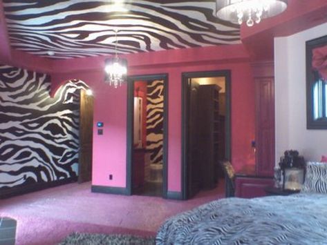 The infamous zebra print ceiling on Changing Rooms – inspiration for Margate Location House Designer Amy Exton Zebra Print Bedroom, 2000s Bedroom, 2000s Room, Zebra Bedroom, Zebra Room, Ideas Hogar, Pretty Room, Stil Inspiration, Dream Room Inspiration