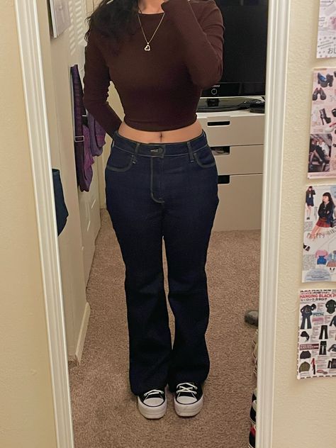 Casual Dark Jeans Outfit, Dark Colored Jeans Outfits, Cute Outfits With Dark Blue Jeans, How To Style Dark Blue Flared Jeans, Dark Flared Jeans Outfit, Dark Bootcut Jeans Outfit, Outfits To Wear Thrifting, Dark Blue Bootcut Jeans Outfit, Dark Blue Flared Jeans Outfit