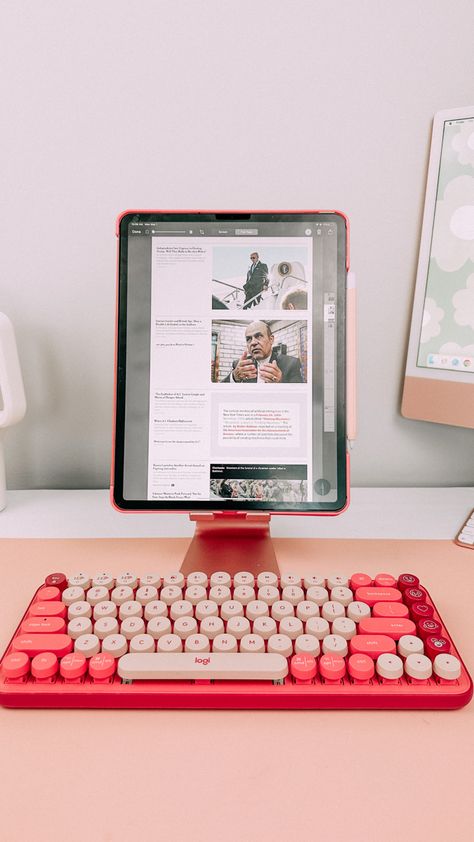 Ipad Air Desk Setup, Ipad Desktop Setup, Ipad Desk Setup Aesthetic, Desk Setup Ipad, Ipad Keyboard Aesthetic, Ipad Accessories Aesthetic, Ipad Desk Setup, Ipad Pro Setup, Ipad Set Up