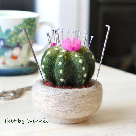 Needle Felt Cactus, Needle Felted Succulents, Needle Felted Cactus, Needle Felted Pin Cushions, Felted Plants, Felted Cactus, Cactus Pincushion, August Crafts, Felt Pincushions