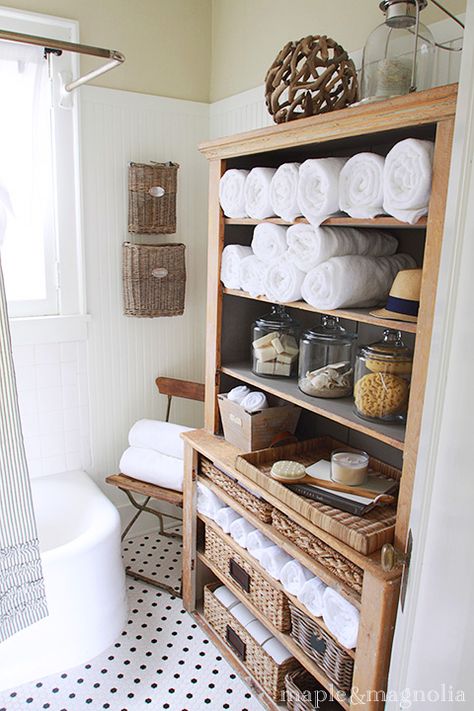 Hutch in the bathroom. Love! Natural materials and white. Curved tub, polka dot floor. Cottage Bath, Pine Cabinets, Bathroom Black, Decoration Bathroom, Cottage Bathroom, Bad Inspiration, Bathroom Storage Organization, Massage Room, Hus Inspiration