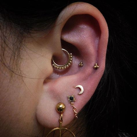 Auricle Piercing, Constellation Piercings, Piercing Inspiration, Snug Piercing, Forward Helix Earrings, Constellation Earrings, Types Of Ear Piercings, Curated Ear, Piercing Inspo