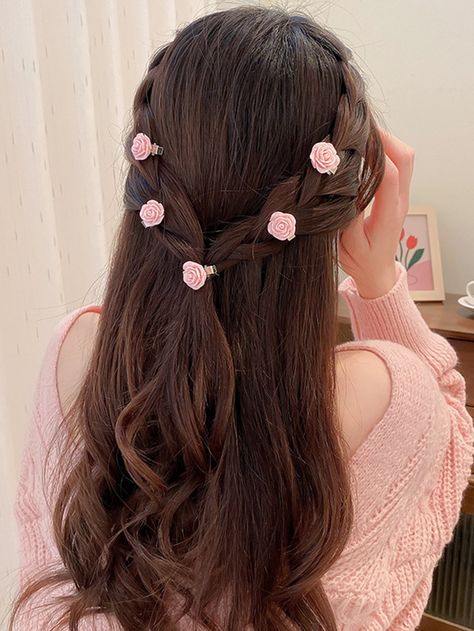 Rose Hair Clip Hairstyles, Pink Flower Hair Accessories, Rose In Hair Aesthetic, Hairstyles With Pink Accessories, Pink Rose Hairstyle, Hair With Flower Clips, Cute Hair Accessories Clips, Flower In Hair Aesthetic, Rose Hairclips