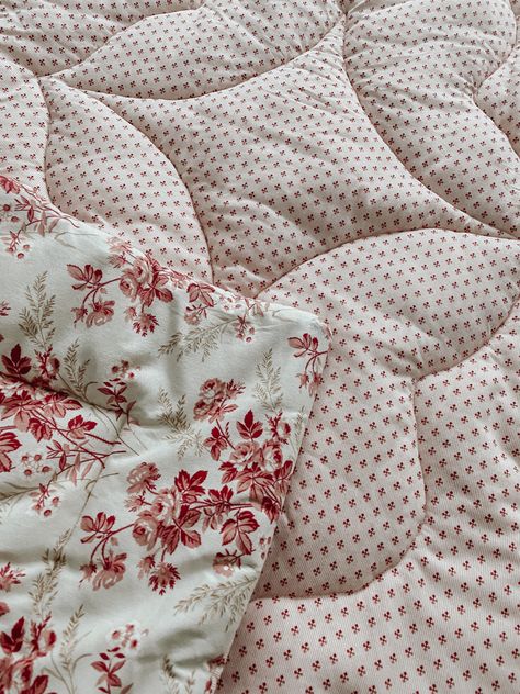 Red and white floral quilt for sale in the French country style Vintage Eiderdown, French Country Quilt, 5x7 Art Prints, Colonial Farmhouse, Country Quilts, English Cottage Style, Mini Horse, Baby Horses, 5x7 Print