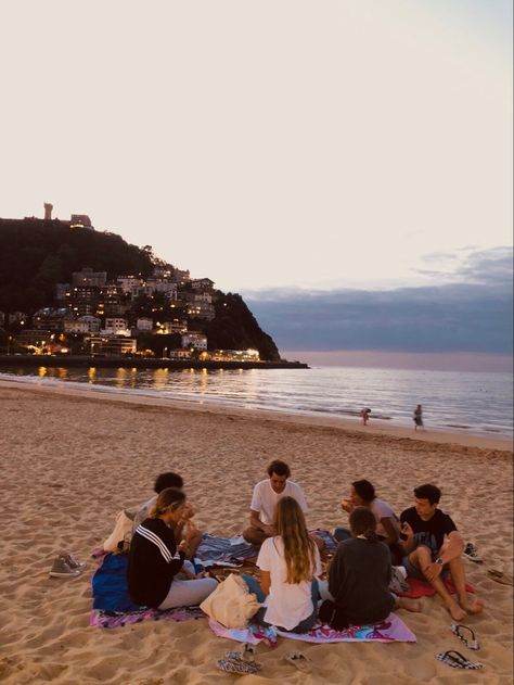 Beach Picnic Aesthetic, Picnic Summer, Picnic Aesthetic, Senior Trip, Beach Friends, Summer Plans, Summer Friends, Summer Dream, Beach Picnic