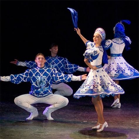 Russian Folk Dance History | Vacances Sinorama, Ton rêve oriental, Mon pays natal Russian Dance, Russian Dress, Culture Festival, Cultural Dance, Yangtze River, World Thinking Day, Solo Costume, Bus Tour, Guilin