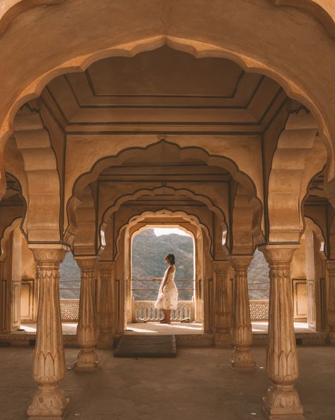 Amer Fort Photoshoot, Amer Fort Photography, Fort Pictures Ideas, Poses At Fort, Lucknow Aesthetic Photos, Jaipur Picture Ideas, Amer Fort Jaipur Photography, Jodhpur Photoshoot, Jaipur Poses