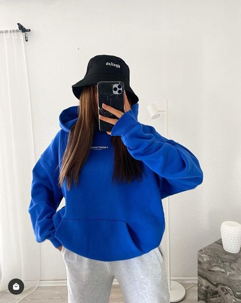 Dark Blue Zip Up Hoodie Outfit, Royal Blue Jacket Outfits, Blue Hoodie Outfit Aesthetic, Royal Blue Hoodie Outfit, Dark Blue Hoodie Outfit, Blue Hoodie Aesthetic, Blue Crewneck Outfit, Sporty Tomboy Outfits, Hiphop Fashion Women