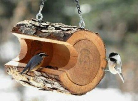 Log Bird Feeder - 23 DIY Birdfeeders That Will Fill Your Garden With Birds Recycler Diy, Rustic Bird Feeders, Log Projects, Kerajinan Diy, Săpunuri Handmade, Diy Projektit, Diy Bird Feeder, Diy Birds, Wood Logs