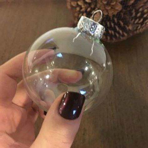 Diy Christmas Ornaments Clear Plastic Balls, Decorating Plastic Ornament Balls, Decorate Christmas Balls, Midge Podge Ornaments, Diy Christmas Globe Ornaments, Diy Ball Ornaments Christmas, Family Ornaments Diy, Diy Ball Ornaments, Christmas Ball Crafts