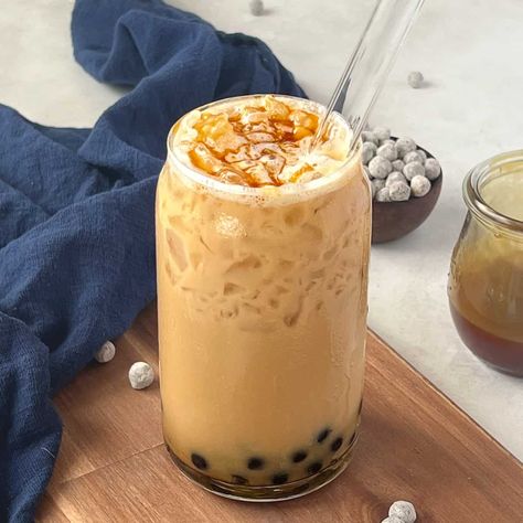 Creamy Caramel Milk Tea Caramel Milk Tea Recipe, Lychee Bubble Tea, Caramel Milk Tea, Caramel Tea, Bubble Tea Straws, Decaffeinated Tea, Milk Tea Recipes, Tea At Home, Brown Sugar Syrup