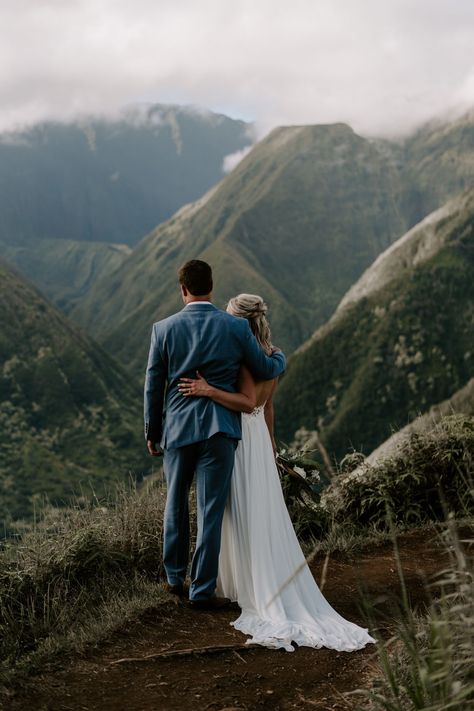 Maui Elopement Ideas: From Oceanside Cliffs to Hawaii Mountains and Valleys | #maui #mauielopement #hawaiielopement #mauielopementideas #hawaiielopementphotographer Hawaii Mountains, Maui Elopement, Destination Wedding Cost, Destination Wedding Ideas, Hawaii Elopement, Wedding Beach Ceremony, Maui Weddings, Elopement Locations, Wedding Photography Poses