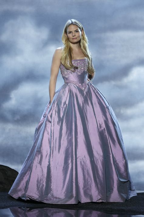 Emma Swan, in her mother's purple dress! I don't think her pose is really helpful here, it looks like the dress is wearing her instead the other way around. She seems lost between so many fabric, and perhaps they should have tried another hairstyle, a more princess-like one, and not like the one she always has, that only has that huge gown to complement it... Any thoughts? Eion Bailey, Cast Photos, Josh Dallas, Emilie De Ravin, Ginnifer Goodwin, Time Pictures, Robert Carlyle, Colin O'donoghue, Emma Swan