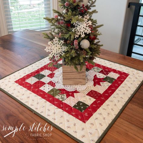 Xmas Table Runners, Christmas Table Runner Pattern, Christmas Quilting Projects, Quilted Table Runners Christmas, Christmas Table Toppers, Table Topper Patterns, Cross Stitch Fruit, Christmas Patchwork, Stars Align