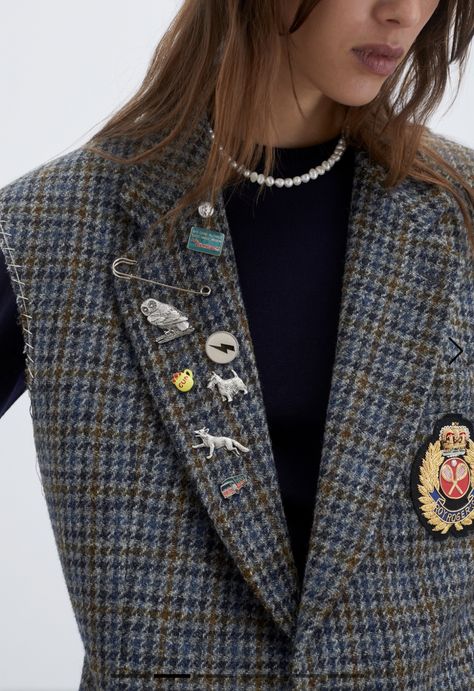 Brooch Outfit Ideas, Blazer Brooch, Brooch Outfit, Thrifty Fashion, Fashion Design Template, Classy Suits, Battle Jacket, Color Combinations For Clothes, Embellished Jacket