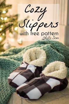 Sew Slippers - a Free Pattern and Video Tutorial to make these DIY Slippers for Men, Women, or Kids - Melly Sews Sew Slippers, Sewing Slippers, Fleece Sewing Projects, Reception Sarees, Fleece Slippers, Holiday Hand Towels, Melly Sews, Diy Slippers, Cozy Slippers