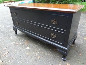 Heir and Space: A Refinished Cedar Chest Cedar Chest Ideas, Hope Chest Makeover, Cedar Chest Redo, Patina Furniture, Painted Cedar Chest, Living Room Chest, Chest Makeover, Chest Ideas, Furniture Redos