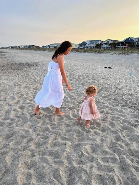 Beach With Family Aesthetic, Beach Day Family, East Coast Family Aesthetic, Rich Beach Mom Aesthetic, Mom Beach Aesthetic, Island Family Aesthetic, Future Beach House, Coastal Family Aesthetic, Family At Beach Aesthetic