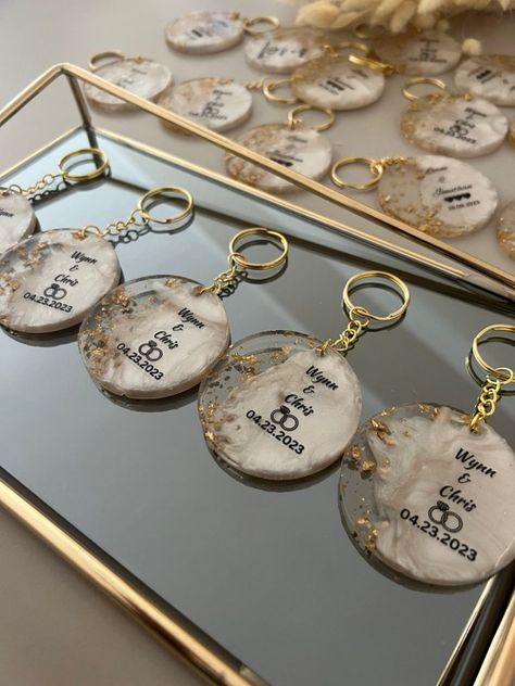 Wedding Favour Trends 2023: Celebration of Love with Thoughtful Tokens Wedding Souvenirs For Guests In Nigeria, Diy Wedding Souvenirs Ideas, Keychain Wedding Souvenir, Wedding Keychain Favors, Souvenir Ideas Wedding, Souvenirs For Wedding, Resin Keychain Ideas, Keychain Wedding Favors, Wedding Souvenirs Diy