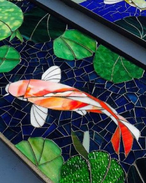 Koi Pond Mosaic, Stained Glass Simple Ideas, Koi Stained Glass Pattern, Koi Mosaic, Delphi Glass, Mosaic Art Diy, Koi Art, Mosaic Animals, Carpe Koi