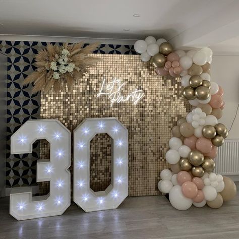 Shimmer Wall With Neon Sign, Sequin Wall Decoration, 30th Birthday Party Backdrop, Diy Light Up Balloons, Sequin Backdrop Ideas Birthday, 30 Balloon Decorations, Sequin Backdrop With Balloons, 30th Balloon Ideas, 30th Birthday Balloons Decoration