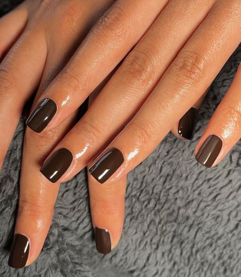 7 Autumn 2024 Nail Trends That Will Dominate, According to Experts | Who What Wear UK Trending Neutral Nails, Autumn Nails 2024 Trends, Trending Nail Designs 2024, Autumn Nail Trends, Black Nails Short, Nail Designs And Colors, Color Change Nail Polish, Nails Autumn, Velvet Nails