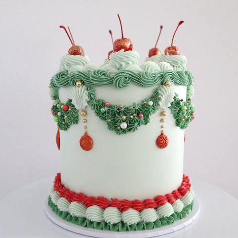 Miss Biscuit (@miss_biscuit_) • Instagram photos and videos Christmas Cake Designs Buttercream, Christmas Buttercream Cake, Christmas Buttercream, Vintage Christmas Cake, Holiday Cake Designs, 2023 Save The Date, Grinch Cake, Christmas Themed Cake, Christmas Cake Designs