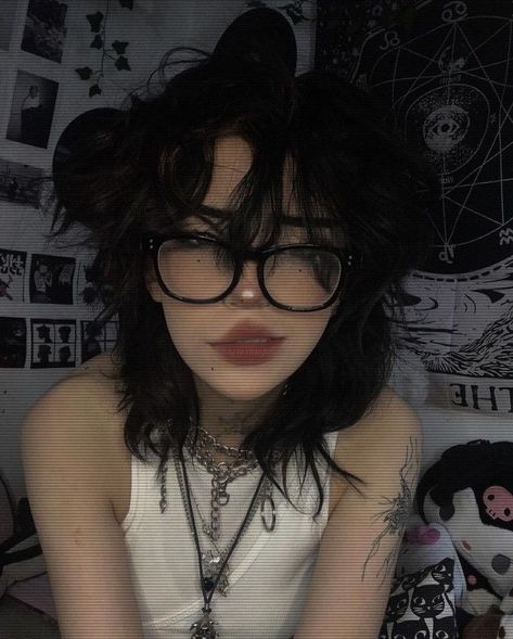 Grunge Face Claims Female, Aesthetic Face Claims, Michael Aesthetic, Fete Emo, Short Grunge Hair, Hair Inspiration Short, Alternative Hair, Grunge Girl, Photo Filters