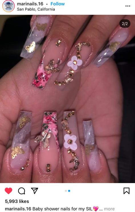 pink flower butterfly nails Quince Acrylic Nails, Acrylic Nail Designs Green, Flower Butterfly Nails, Nail Designs Green, Sweet 16 Nails, Quince Nails, Quinceanera Nails, Girls Nail Designs, Butterfly Nails