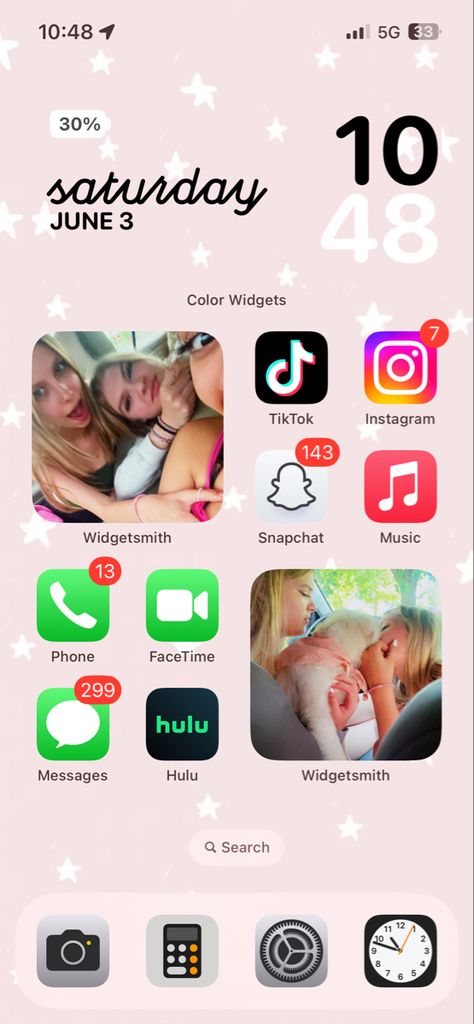 Friend Homescreen Ideas, Preppy Phone Layout Ideas, Iphone 15 Home Screen, Phone Organization Home Screen Ideas, Phone Organization Home Screen Aesthetic Iphone, Organizing Phone Apps Aesthetic, Friends Homescreen, Home Screen Widget Ideas, Iphone Home Screen Layout Organized