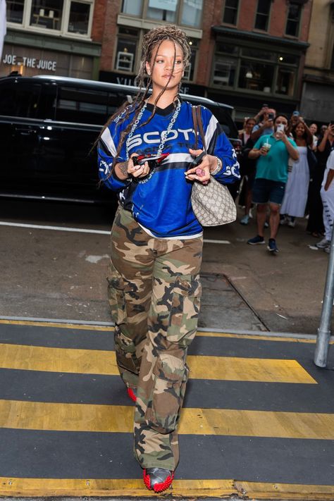 21 (@21metgala) on X Camo Pants Outfit, Rihanna Street Style, Sporty Street Style, Rihanna Outfits, Rihanna Style, Jersey Outfit, Rihanna Fenty, Camo Pants, Pharrell Williams