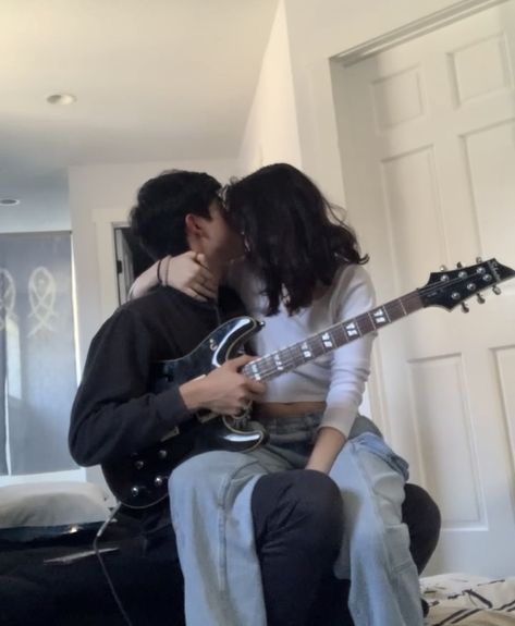 Rockstar Relationship Aesthetic, Huge Height Difference Couple Aesthetic, Guitarist And Singer Couple Aesthetic, Drummer And Guitarist Couple, Gamer And Reader Couple, Guitarist Boyfriend Aesthetic, Bf Vision Board, Coquette Gf And Emo Bf, Matching Icons Real Life